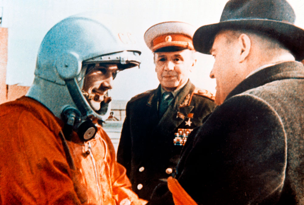 Главный конструктор С.П. Королев и Маршал Советского Союза К.С. Москаленко прощаются с Ю.А. Гагариным перед его посадкой в космический корабль. Байконур, 12 апреля 1961 года.