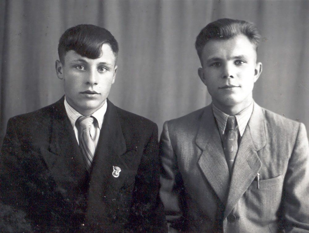 Ю.А. Гагарин с младшим братом Борисом. г. Гжатск, 1954 год