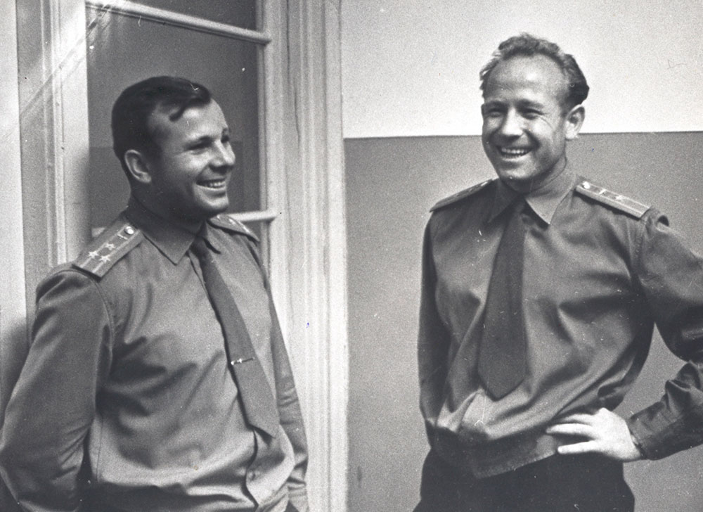 Летчики-космонавты СССР Ю.А. Гагарин и А.А. Леонов. 1965 год