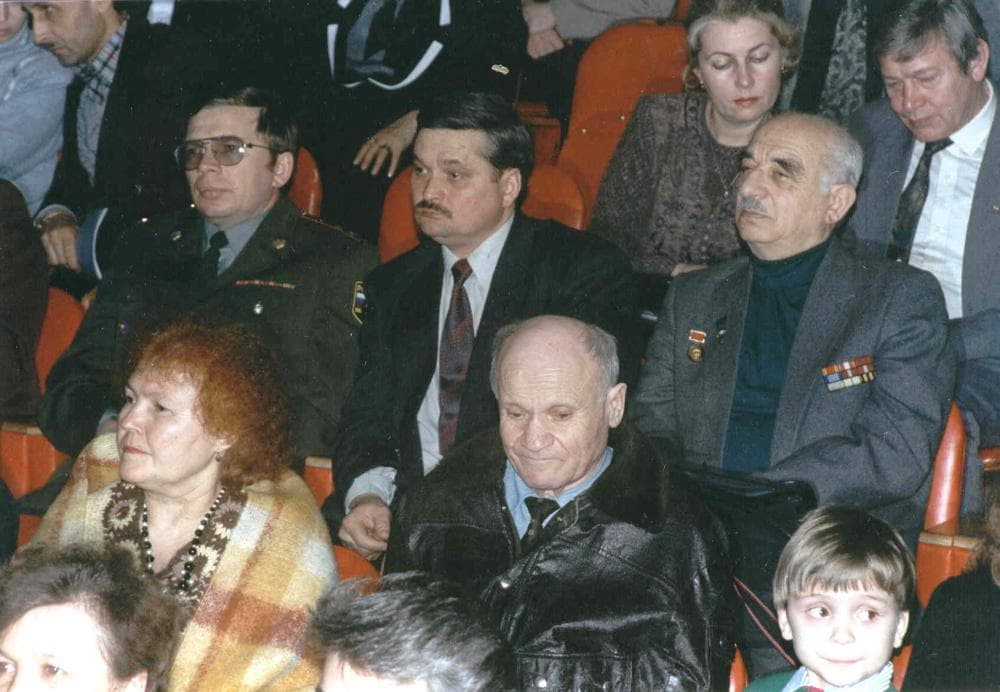 В.Г. Волович (2-й ряд, 1-й справа) в зрительном зале во время торжественного открытия Гагаринских чтений. г. Гагарин, 1990-е годы..jpg