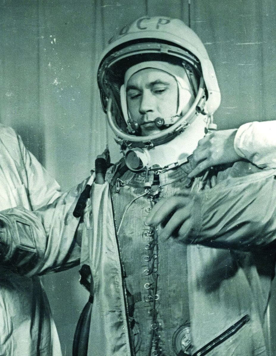 Григорий Нелюбов во время облачения в скафандр. 1960-е годы.