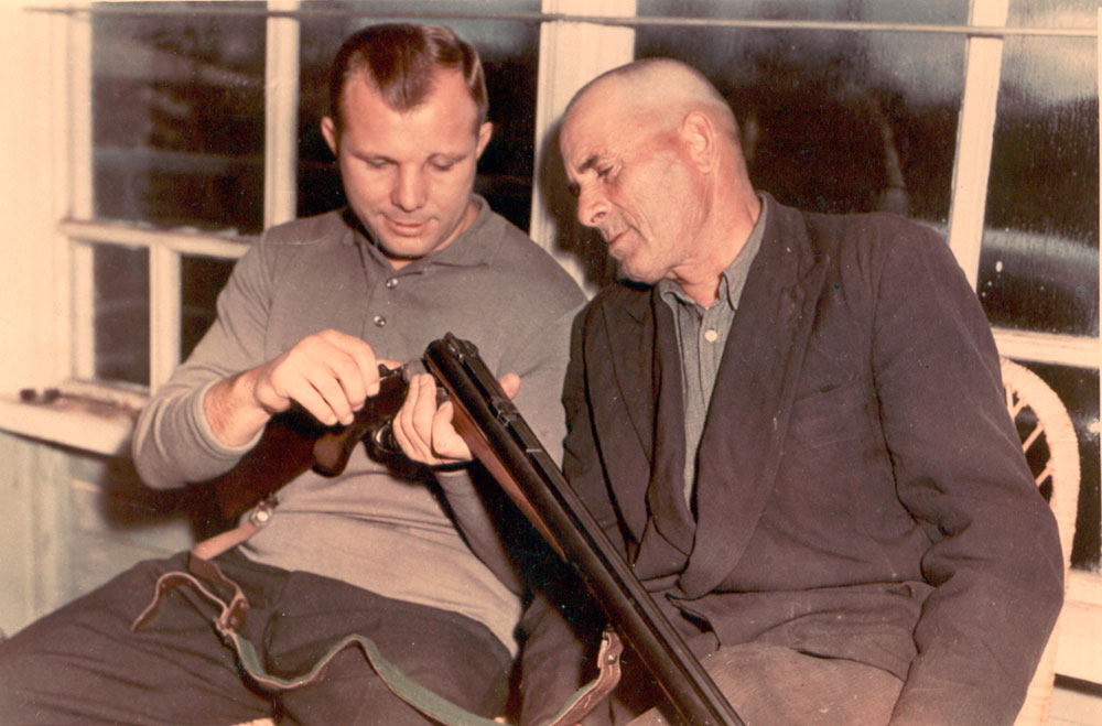 Ю.А. Гагарин с отцом осматривают ружьё. г. Гжатск, середина 1960-х годов