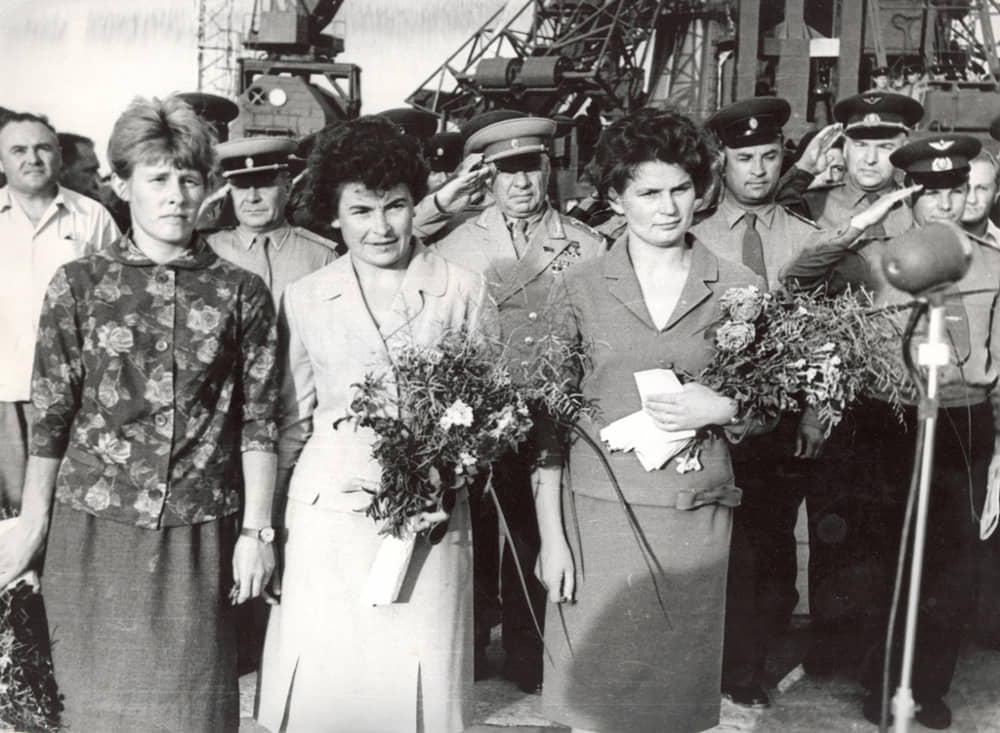 На митинге-встрече со стартовой командой Валентиной Терешковой, Ириной Соловьёвой и Валентиной Пономарёвой. Байконур, 16 июня 1963 года.
