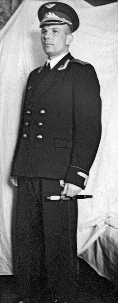 Юрий Гагарин – выпускник авиационного училища. г. Оренбург, 1957 год
