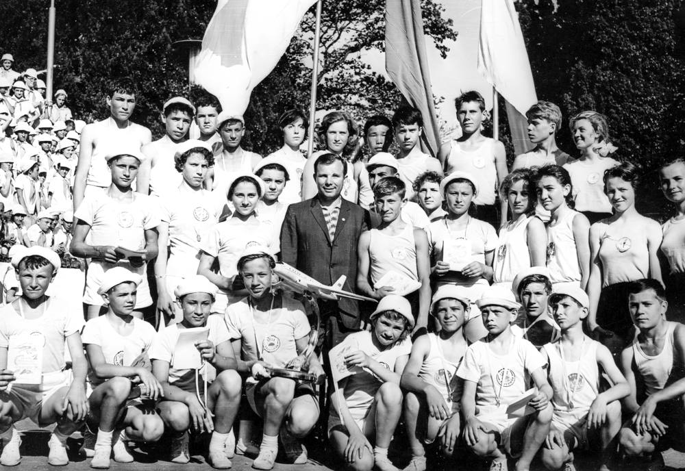 Юрий Гагарин вручил ребятам кубок в виде самолёта и сфотографировался с ними Юрий Гагарин вручил ребятам кубок в виде самолёта и сфотографировался с ними