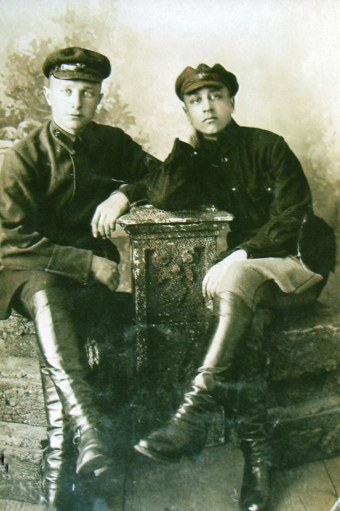 4. Красноармеец Сергей Милованов (справа). 1922 год..jpg