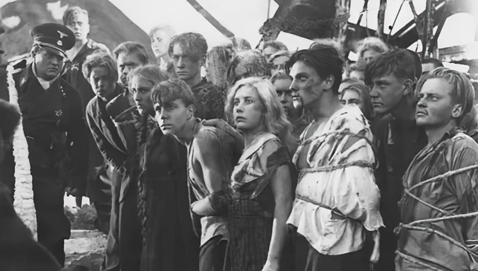 Кадр из фильма «Молодая гвардия» С. Герасимова, 1948 г., ТАСС. Кадр из фильма «Молодая гвардия» С. Герасимова, 1948 г., ТАСС.