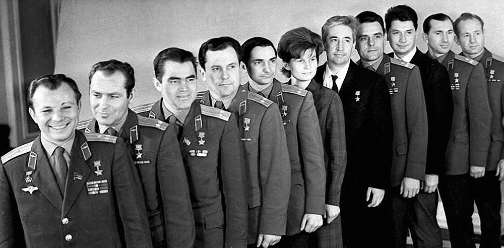 «Командир всегда впереди». Ю.А. Гагарин со своими друзьями космонавтами. 1965 год.
