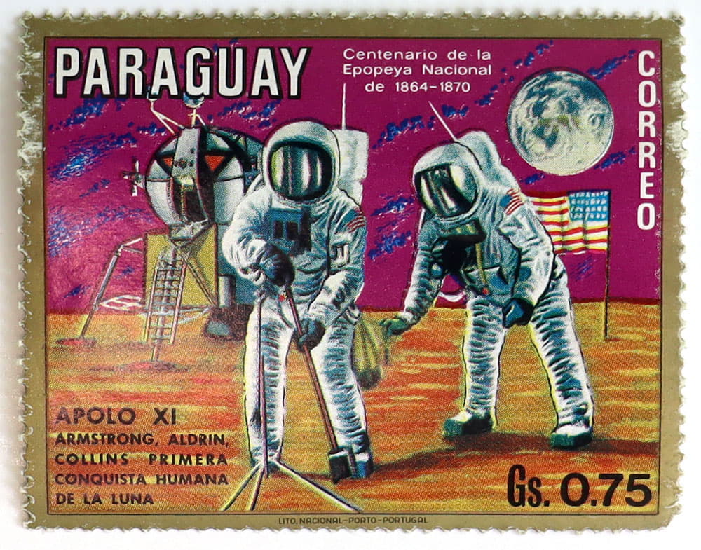 Марка почтовая. Парагвай. Члены космического корабля "Аполлона-XI" Н. Армстронг, Олдрин, Коллинз на поверхности Луны. 1969 год