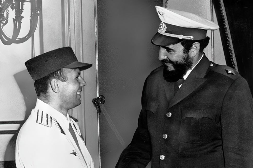 Дружеский обмен. Юрий Гагарин и Фидель Кастро. Куба Гавана 1961 год.