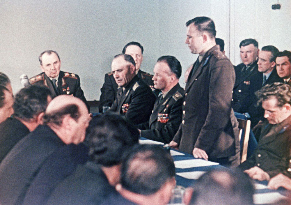 Заседание Госкомиссии по пуску пилотируемого космического корабля «Восток». Первым кандидатом на космический полет назначен Юрий Гагарин, его дублером Герман Титов. Байконур, 10 апреля 1961 года.