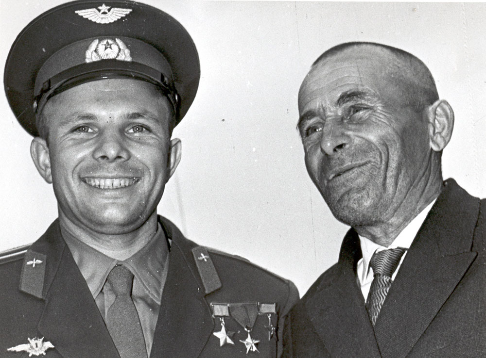 Ю.А. Гагарин с отцом Алексеем Ивановичем. Середина 1960-х годов