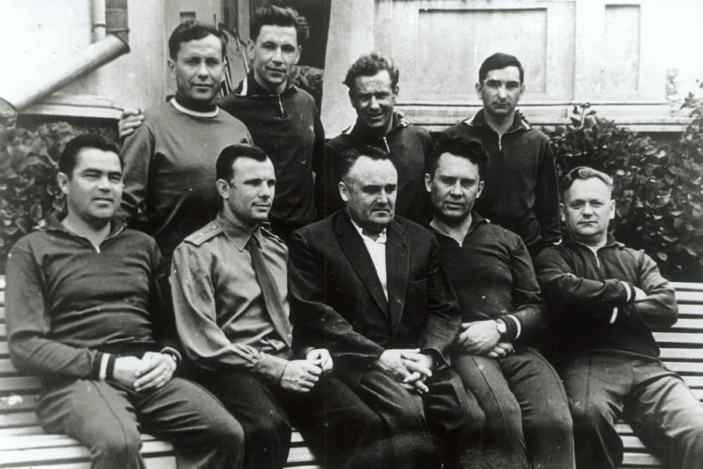 6.	Группа руководителей и членов первого отряда советских космонавтов на отдыхе. 