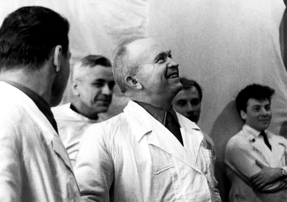 В.И. Яздовский с сотрудниками института после запуска второго ИСЗ с собакой Лайкой. 1957 год.