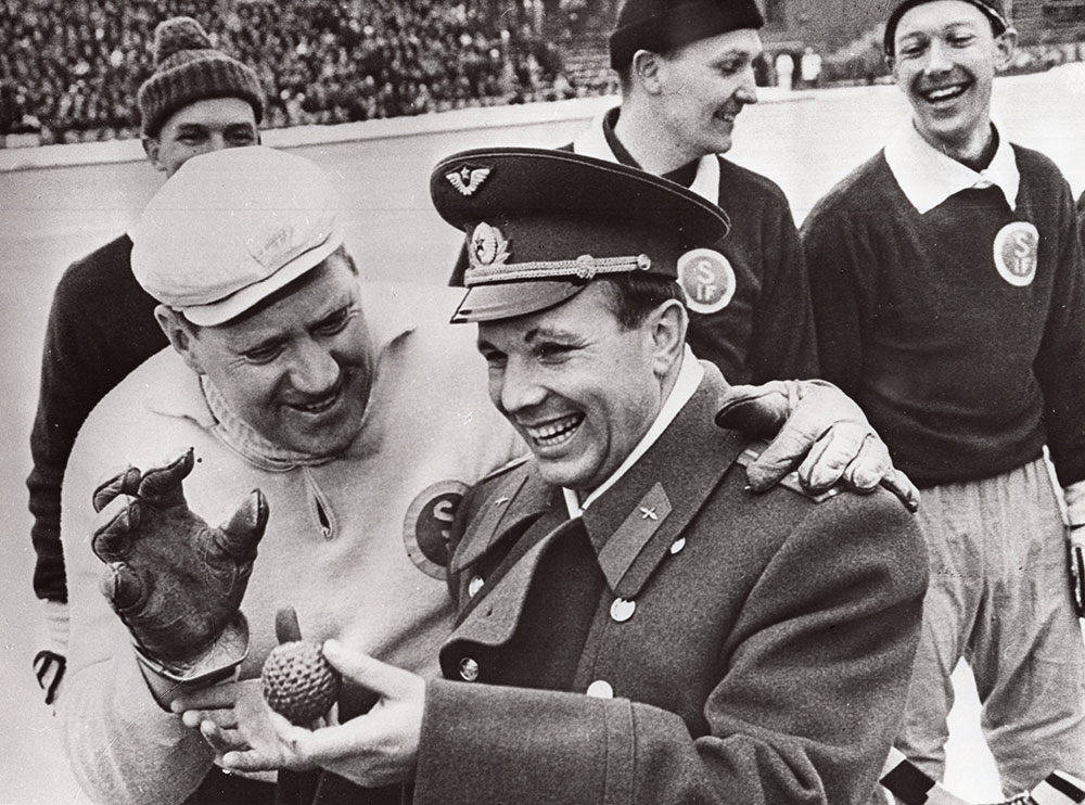 Юрий Гагарин и Босс Нильсон, вратарь шведской команды по хоккею с мячом «Скутскар», на столичном стадионе. Швеция, г. Стокгольм, 1 марта 1964 года.