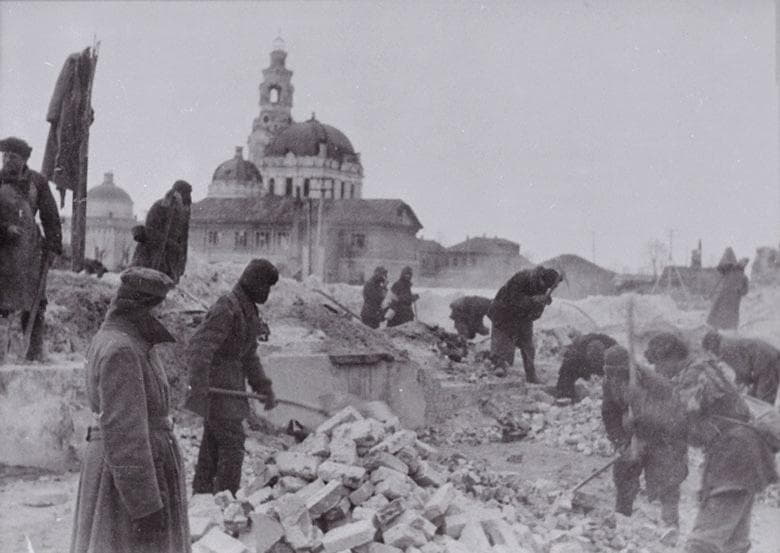 Жители Гжатска на расчистке завалов, сентябрь 1941г.