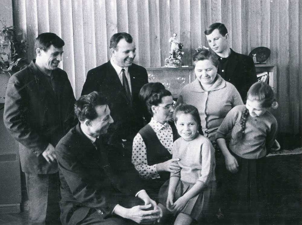 В гостях у первого космонавта и его семьи братья и племянник. Б.А. Гагарин, В.А. Гагарина, Галя Гагарина, М.И. Горячева (сестра жены), Ю.Д. Гагарин (племянник) Звездный городок, 1968 год