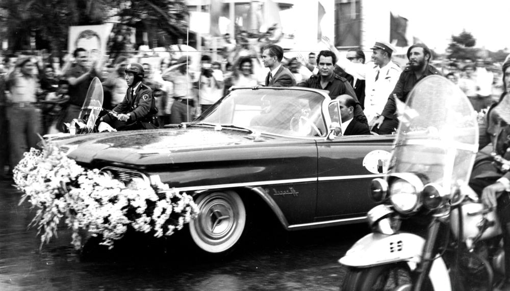 Кортеж с Ю.А. Гагариным движется по городской улице. Гавана июль 1961 года.