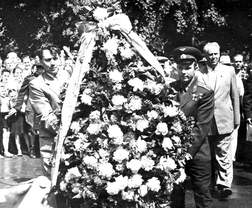 Ю.А. Гагарин и председатель Калужского горисполкома Г.М. Данилов возлагают венок на могилу Циолковского Ю.А. Гагарин и председатель Калужского горисполкома Г.М. Данилов возлагают венок на могилу Циолковского