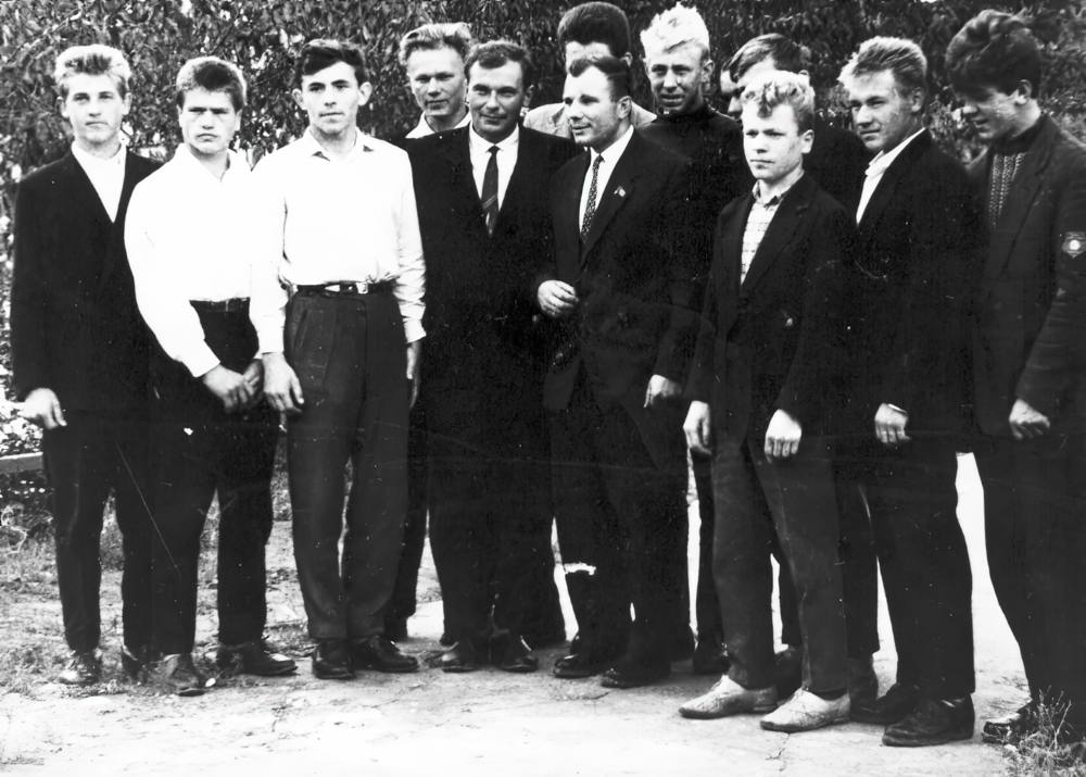 Летчик-космонавт СССР Ю.А. Гагарин среди учащихся школы юных космонавтов. 1962 год Летчик-космонавт СССР Ю.А. Гагарин среди учащихся школы юных космонавтов. 1962 год