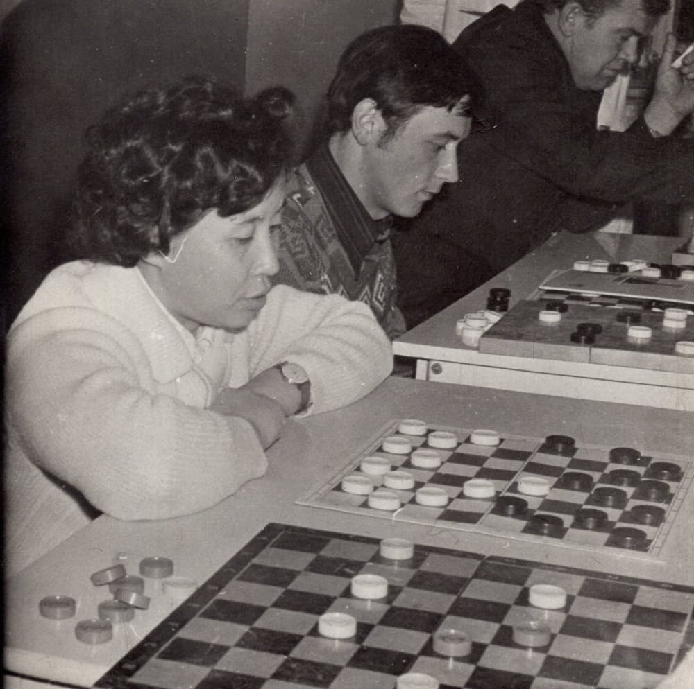 Соревнования по шашкам. Слева-направо: Савицкая Г.И. -врач-окулист, Кудряшов В.В.-фельдшер скорой помощи, Соколов В.И.- врач-окулист. 1970-е гг. 