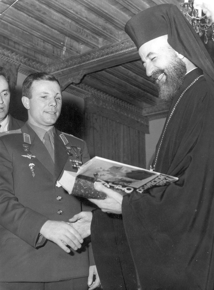 Юрий Гагарин вручает книгу «Утро космической эры» президенту страны архиепископу Макариосу. Кипр, г. Никосия, февраль 1962 года.