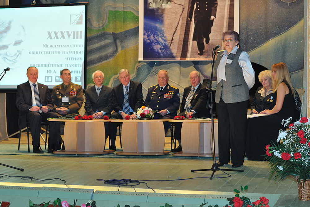 Ветеран космонавтики России И.П. Пономарева приветствует участников секции «Космонавтика и молодёжь». г. Гагарин, 9 марта 2011 г.