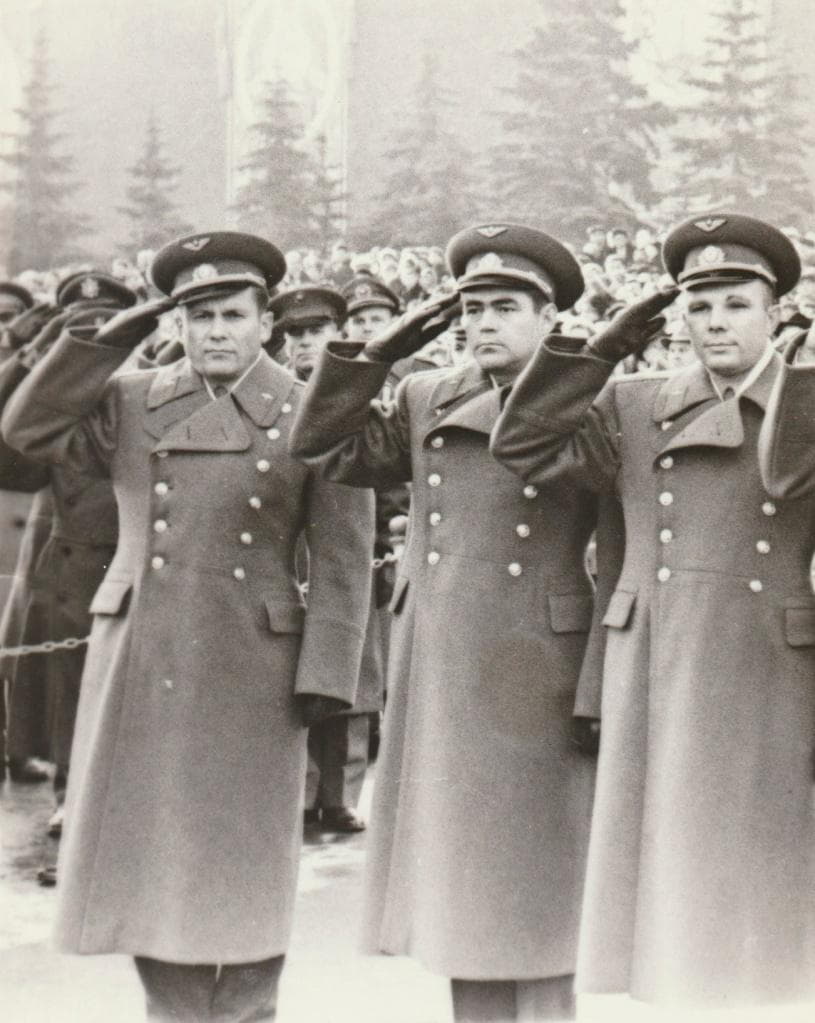 Космонавты П. Р. Попович, А. Г. Николаев, Ю. А. Гагарин на Красной площади