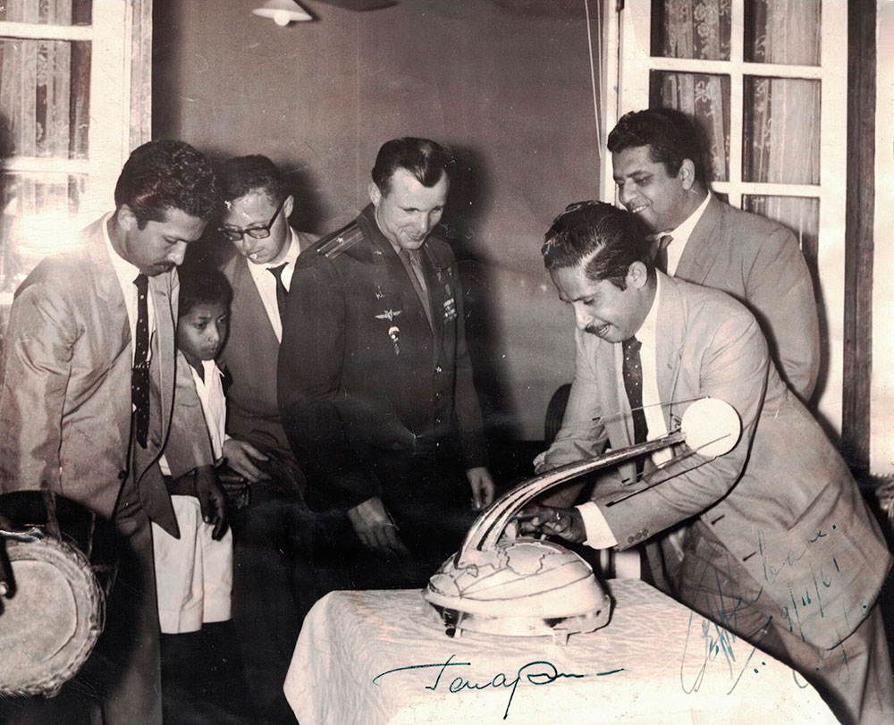 Во время пребывания Ю.А. Гагарина на Цейлоне. На лицевой стороне фотографии – автограф Ю. А. Гагарина. 1961 год.