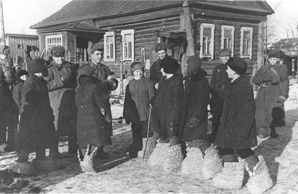 Гжатские мальчишки позируют перед бойцами Советской Армии в немецких эрзац-валенках.