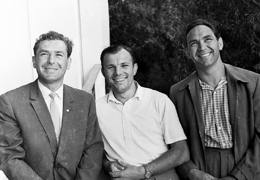 Г.С. Титов Ю.А. Гагарин и заслуженный летчик-испытатель Г.К. Мосолов. 1964 Г.С. Титов Ю.А. Гагарин и заслуженный летчик-испытатель Г.К. Мосолов. 1964