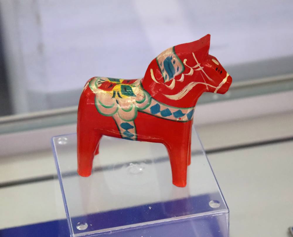 3. Красная деревянная лошадка. Подобный сувенир был привезён Ю.А. Гагариным из Швеции в 1964 году.-gigapixel-art-width-1000px (1).jpeg