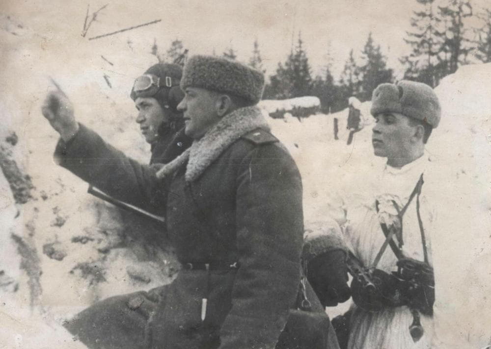 А.Т. Стученко ставит боевую задачу лётчикам. Март 1943 г.
