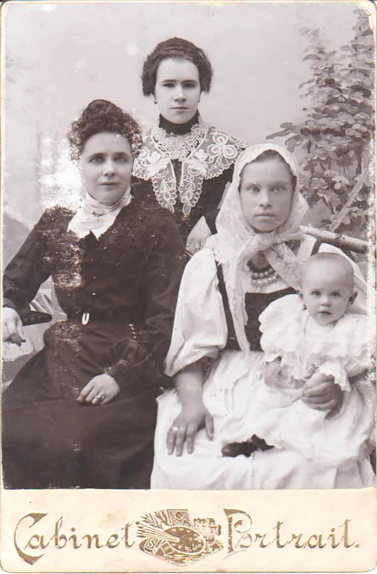 4.	Анастасия Семёновна, вторая супруга купца А.Т. Тимофеева, с сыном Александром, няней и Натальей, купеческой дочерью. 