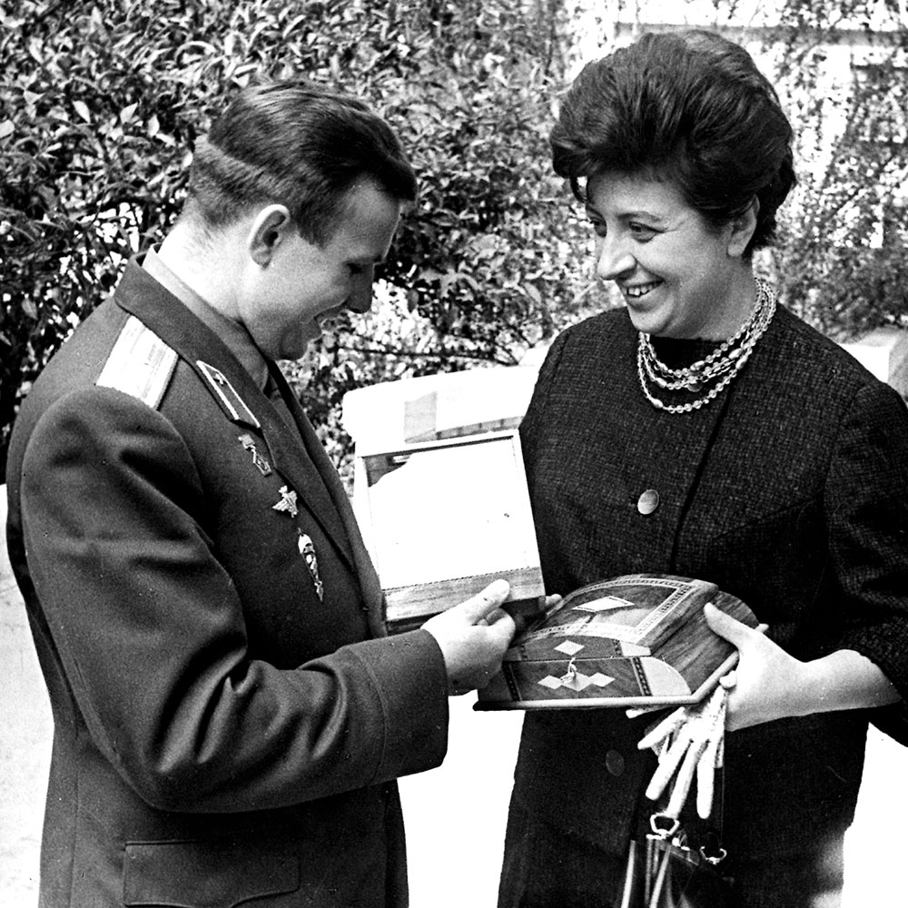 Жена греческого патриота Манолиса Глезоса в советском посольстве передает первому космонавту подарки от политзаключенных. Греция, 1962 год.