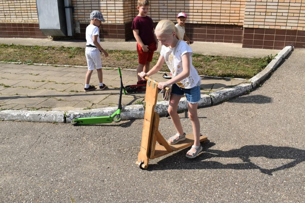 С Гагариным на самокате С Гагариным на самокате