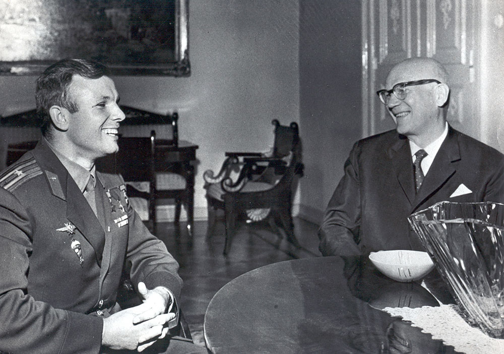 Первый космонавт Юрий Гагарин и президент Финляндии Урхо Кекконен во время дружеской беседы в Президентском дворце. г. Хельсинки, 4 июля 1961 года. 