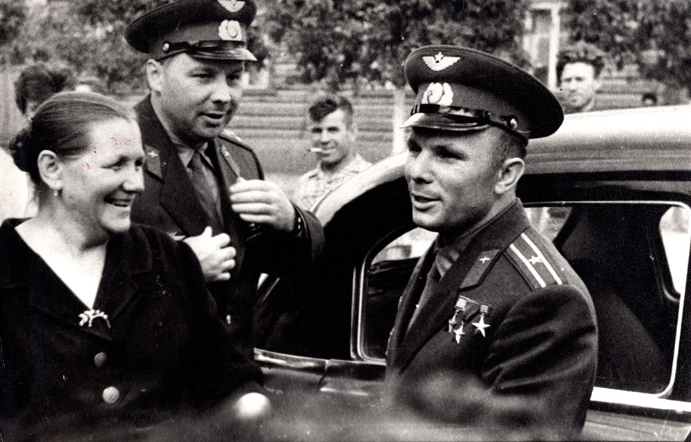 Ю.А. Гагарин с матерью у машины. г. Гжатск, 17 июня 1961 года