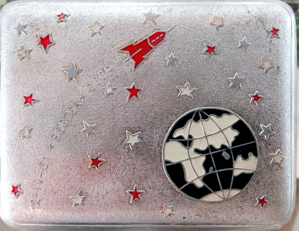 Первому космонавту - слава