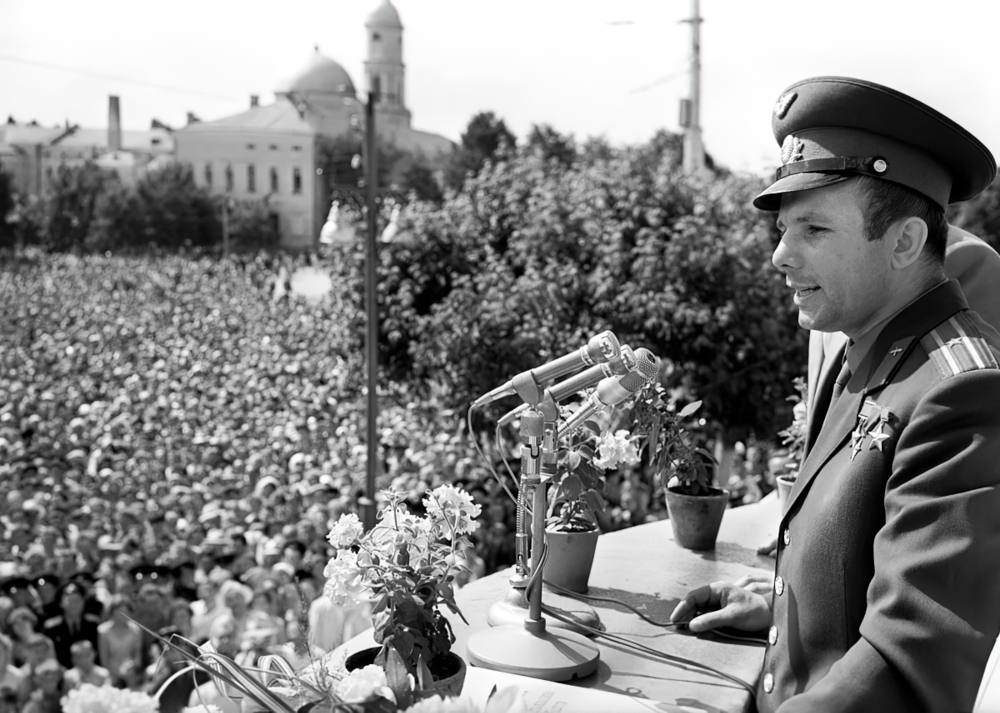 Ю.А. Гагарин выступает во время митинга на площади имени В.И. Ленина в г. Калуге Ю.А. Гагарин выступает во время митинга на площади имени В.И. Ленина в г. Калуге