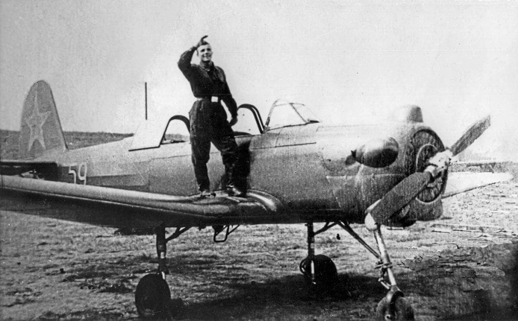 Курсант Саратовского аэроклуба Юрий Гагарин после первого самостоятельного полета.