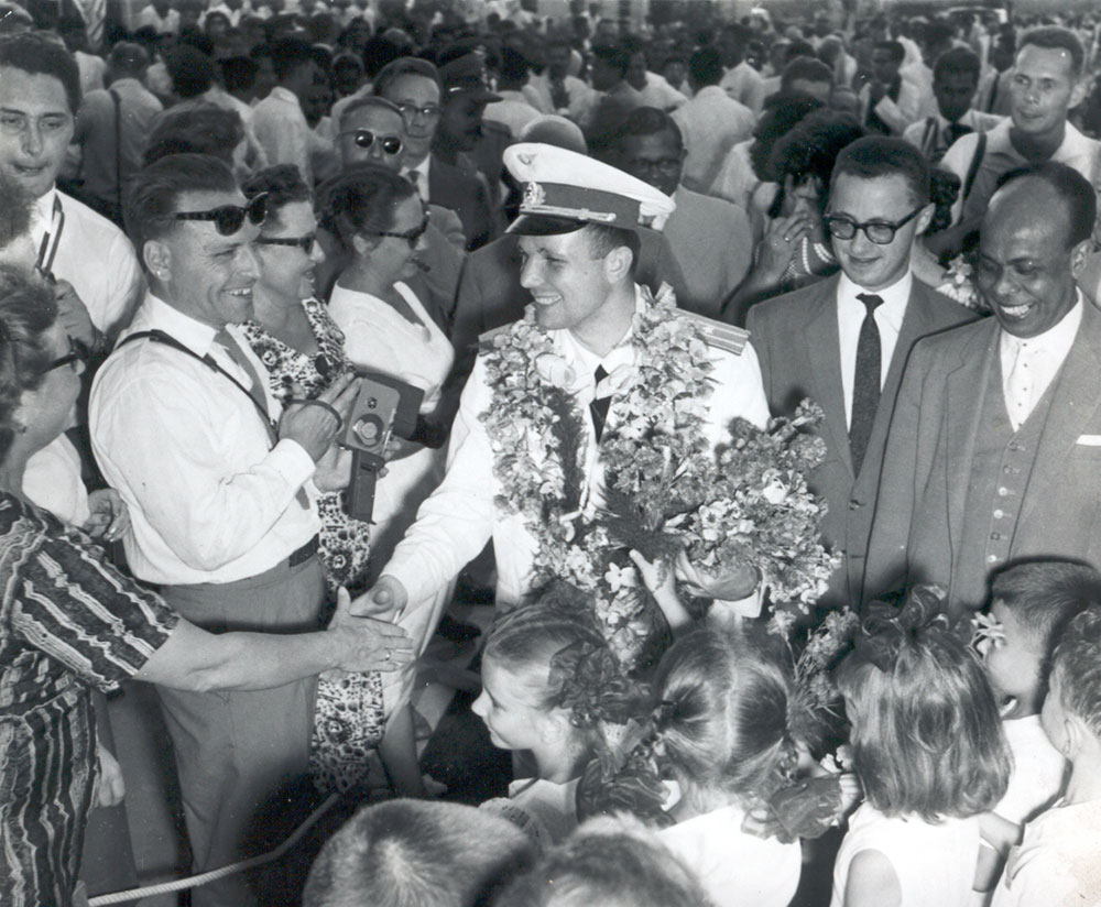 Встреча на аэродроме г. Коломбо. Цветы первому космонавту. Цейлон.1961 год.