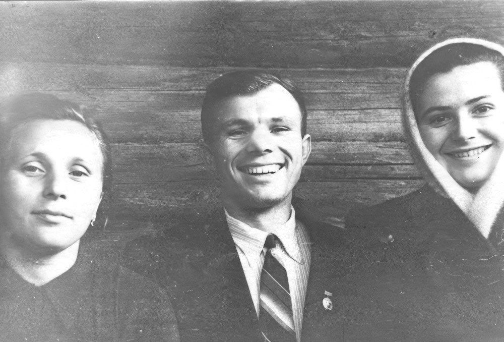 Ю.А. Гагарин с женой Валентиной и сестрой Зоей. г. Гжатск, 1957 год