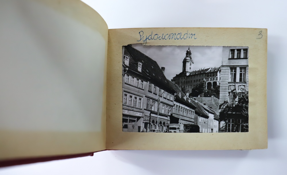 Фотоальбом с видами достопримечательностей города Геры – подарок Юрию Гагарину. 18 октября 1963 года. Фонды ФГБУК «Музей-заповедник Ю.А. Гагарина». 02-gigapixel-standard-width-1000px.jpg