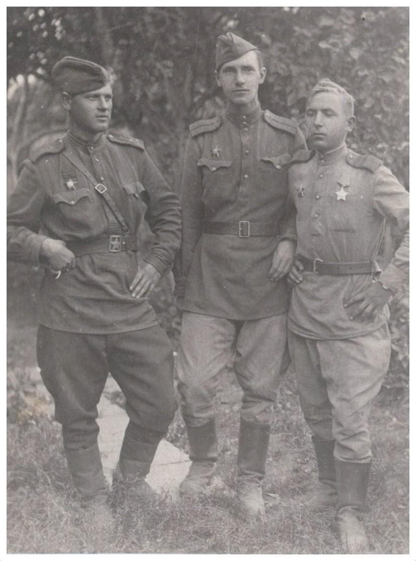 Михайлов Н.А. (крайний слева) - участник освобождения Гжатска.