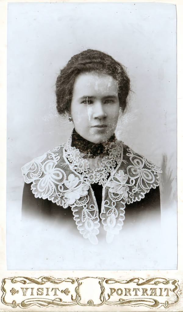 Наталия Тимофеева, дочь гжатского купца Алексея Тимофеевича Тимофеева. Фотография А. А. Капустина в г. Гжатске. Конец XIX века. Из фондов ФГБУК «Музей-заповедник Ю.А. Гагарина» ммг к-нв-7117-22-gigapixel-art-width-600px.jpg