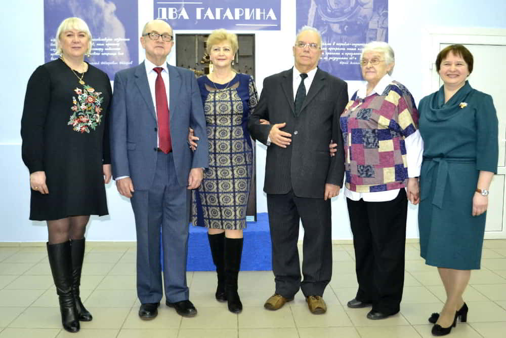 И.П. Пономарева и В.В. Яздовский (второй слева) с сотрудниками музея Первого полёта на открытии выставки «Два Гагарина». г. Гагарин, 9 марта 2019 г.