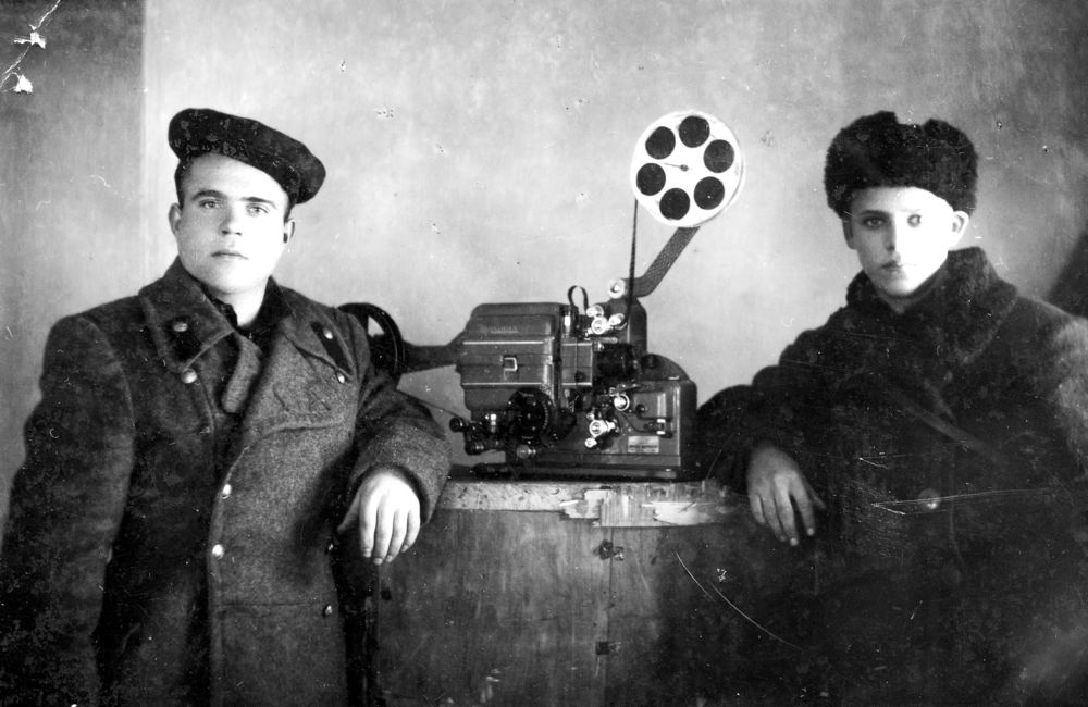 Киномеханик Е.Г. Романов и моторист В. Матвеев - работники Гжатской кинопередвижки. Октябрь 1951 год. Фото из фондов ФГБУК «Музей-заповедник Ю.А. Гагарина». 7-gigapixel-standard-width-1000px.jpg