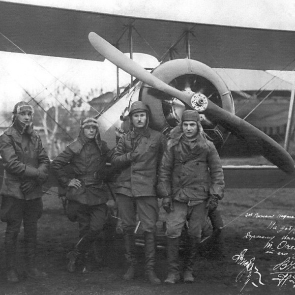 Курсант В.П. Чкалов, крайний справа, у учебного самолета У-1.jpg
