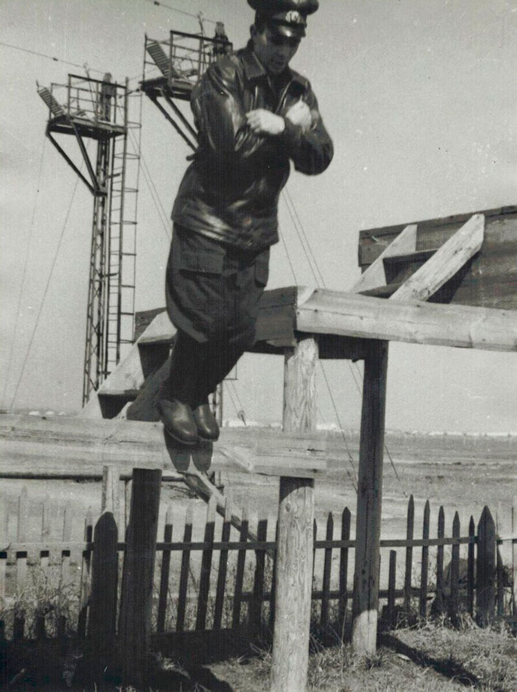 Юрий Гагарин на трехступенчатом трамплине. г. Энгельс, май 1960 года.